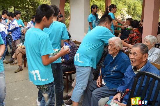 初中重阳节爱老敬老活动图片