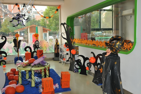 小学万圣节主题班会布置图(推荐)_小学生班级