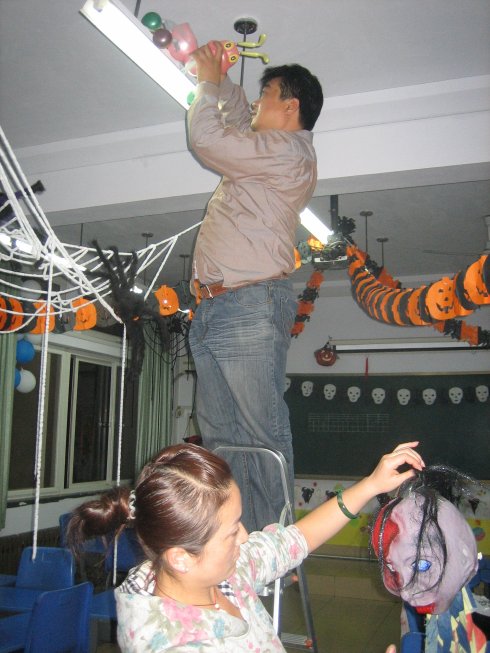 学校万圣节布置教室的温馨场景_场景布置